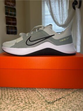 Nike women’s MC trainer 2 sneakers size 10 new!!
